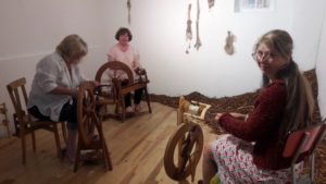 3 spinners between French conversation and wool spinning